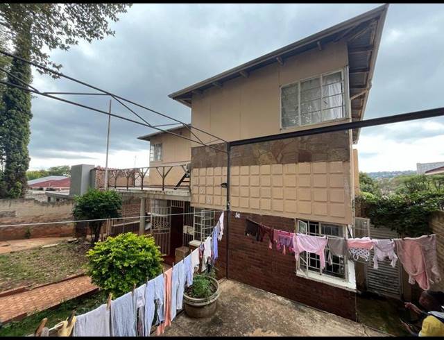 11 BEDROOM HOUSE FOR SALE IN BEZUIDENHOUT VALLEY